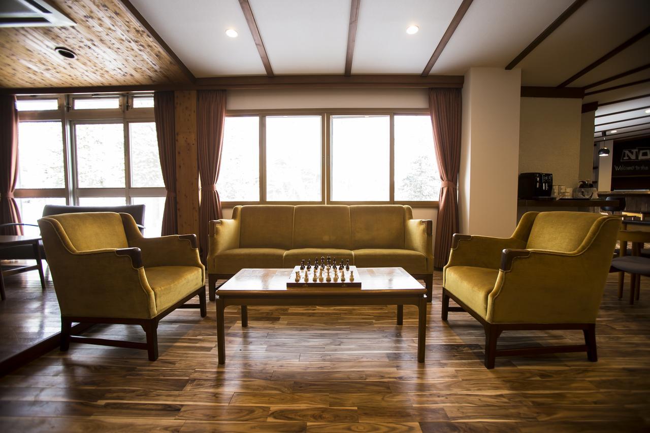 Nomad Hakuba Bed & Breakfast Exterior photo